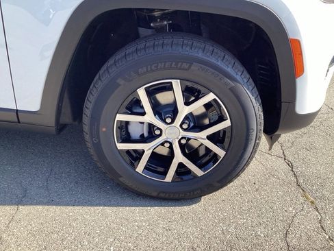 New 2025 Jeep Grand Cherokee Limited image 9
