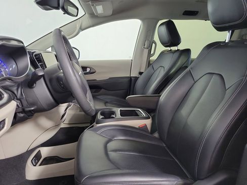 Used 2024 Chrysler Pacifica Touring-L FWD image 12
