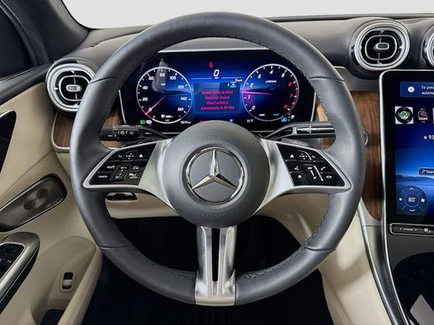 Used 2025 Mercedes-Benz GLC 300 4MATIC image 11