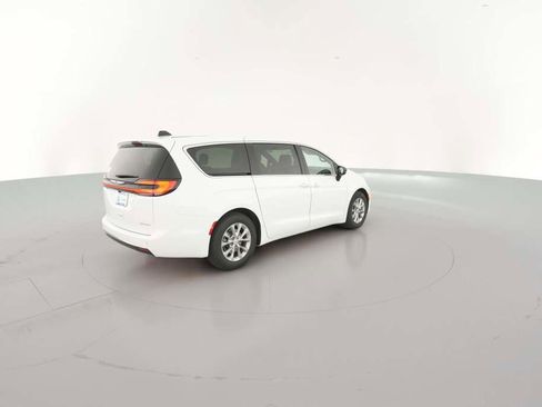 New 2026 Chrysler Pacifica Limited image 12