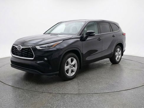 Used 2025 Toyota Highlander LE image 3