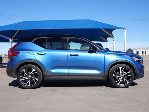Used 2021 Volvo XC40 T5 R-Design image 3