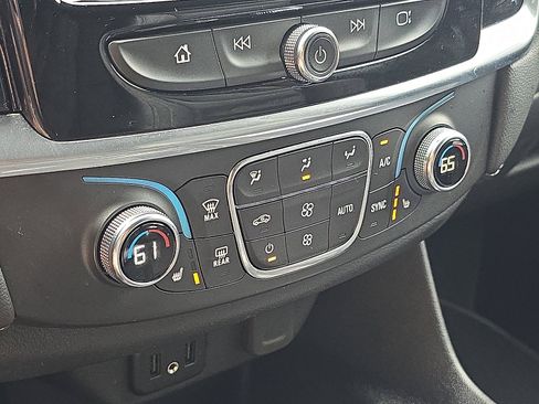 Used 2023 Chevrolet Traverse LT image 17