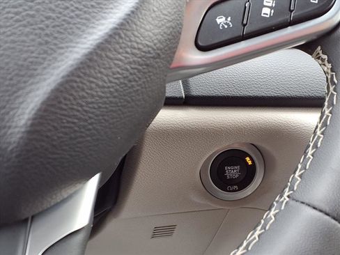 Used 2023 Chrysler Pacifica Touring-L image 15