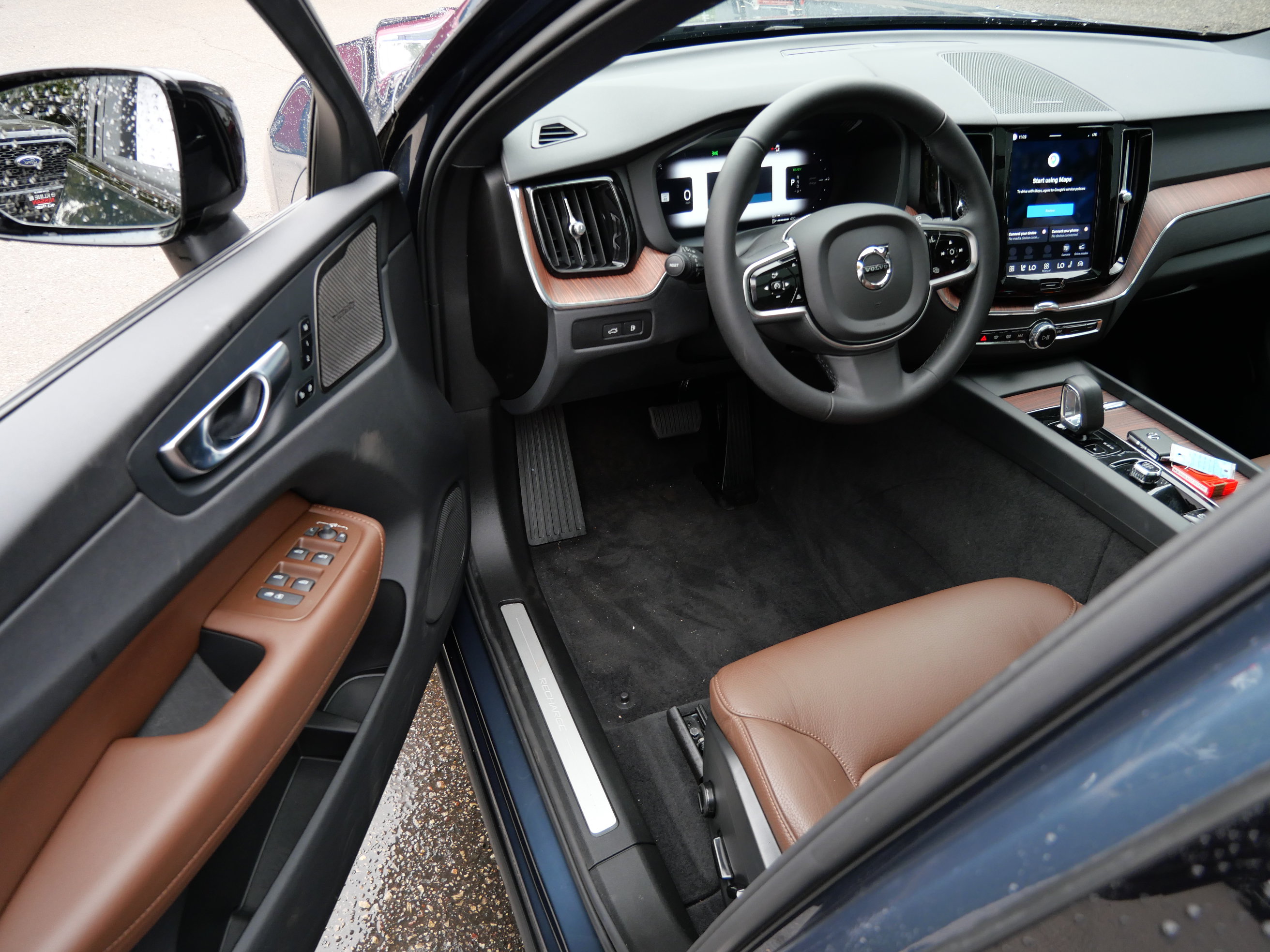 Certified 2024 Volvo XC60 T8 Plus w/ Climate Package AWD/4WD image 13