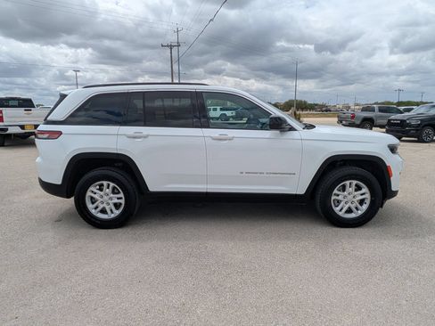 Used 2024 Jeep Grand Cherokee Laredo RWD image 2