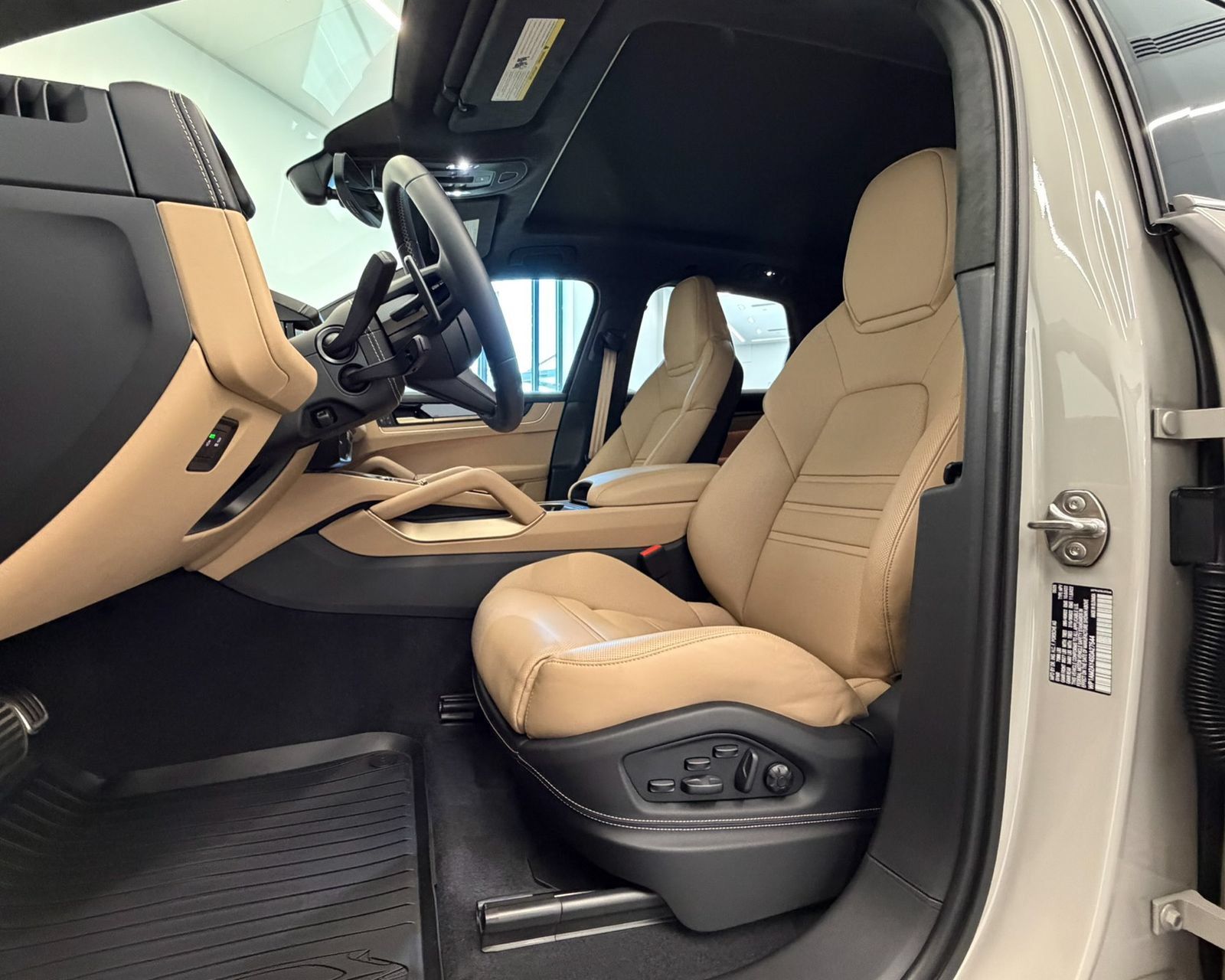 Used 2025 Porsche Cayenne Turbo AWD/4WD image 10