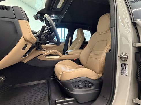 Used 2025 Porsche Cayenne Turbo AWD/4WD image 10