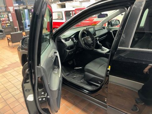 Used 2019 Toyota RAV4 LE image 15