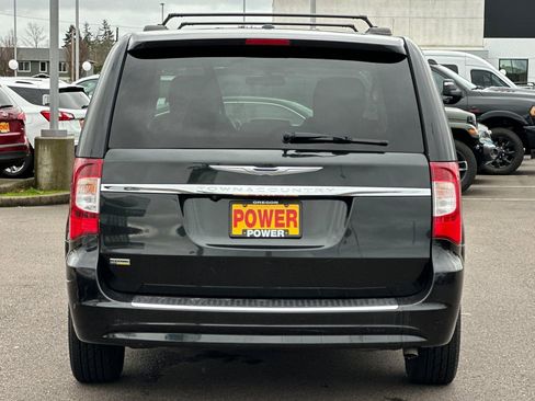 Used 2016 Chrysler Town & Country Touring FWD image 5