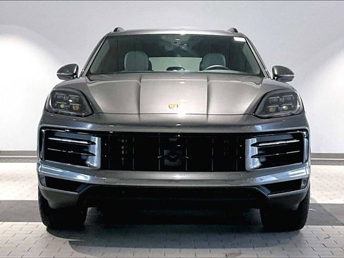 Used 2025 Porsche Cayenne image 13