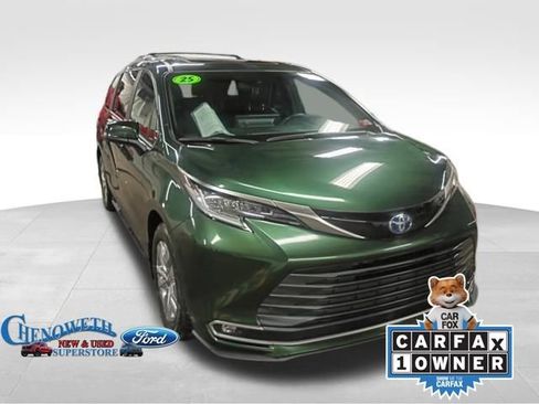 Used 2025 Toyota Sienna Limited image 1