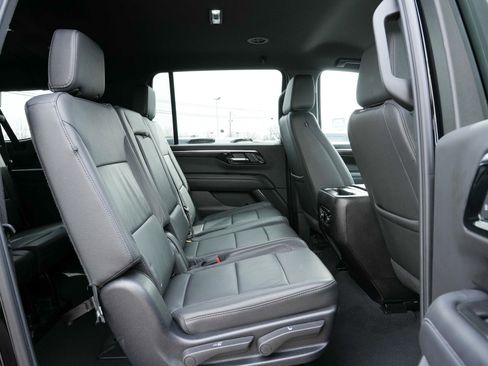 Used 2025 Chevrolet Suburban Z71 image 43