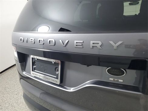 Used 2017 Land Rover Discovery SE image 5