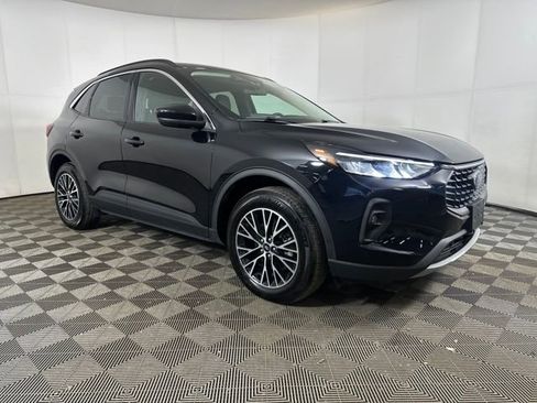 Used 2023 Ford Escape SE image 2