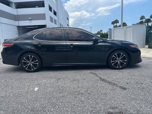 Used 2018 Toyota Camry SE FWD image 2