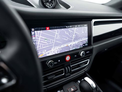 Certified 2026 Porsche Macan AWD/4WD image 17