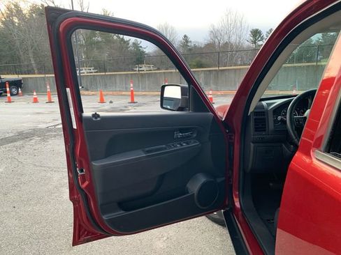 Used 2012 Jeep Liberty Sport image 16