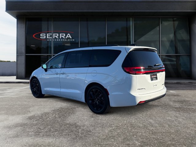 Used 2025 Chrysler Pacifica Limited FWD image 3