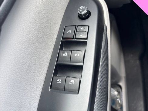 Used 2019 Toyota Highlander LE FWD image 11