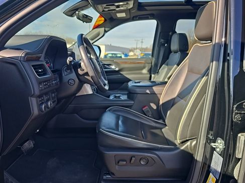 Used 2021 Chevrolet Tahoe Premier w/ Premium Package image 17