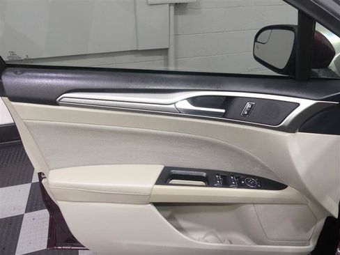 Used 2018 Ford Fusion SE w/ Fusion SE Technology Package FWD image 17
