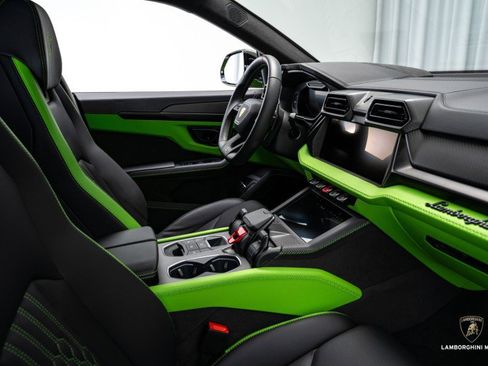 Used 2025 Lamborghini Urus SE image 50