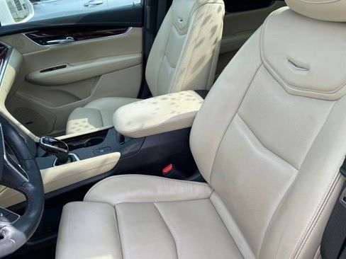 Used 2017 Cadillac XT5 Luxury w/ Advanced Security Package FWD image 4