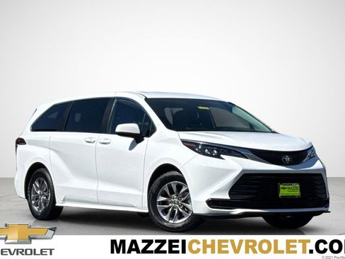 Used 2025 Toyota Sienna LE image 1