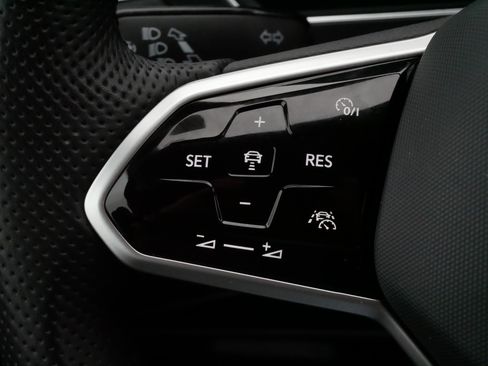 Used 2024 Volkswagen Tiguan SEL R-Line image 25