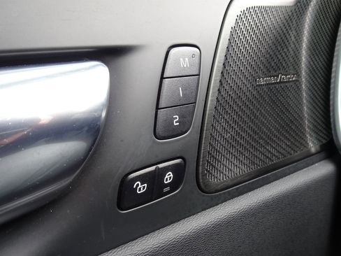 Used 2022 Volvo XC60 B6 R-Design w/ Advanced Package image 32