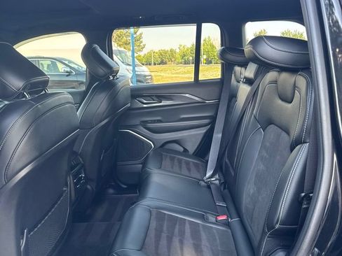 Used 2022 Jeep Grand Cherokee Altitude AWD/4WD image 6