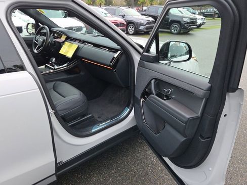 Used 2025 Land Rover Range Rover Sport SE image 19