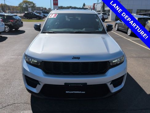 Used 2023 Jeep Grand Cherokee Altitude image 9