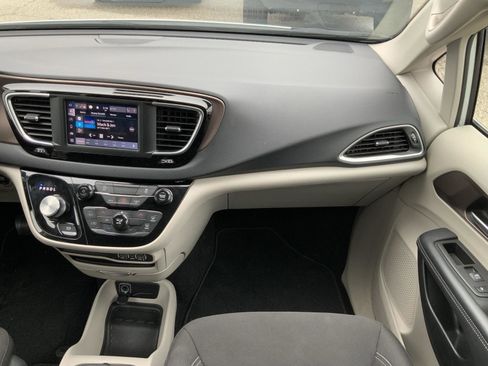 Used 2023 Chrysler Voyager LX image 59