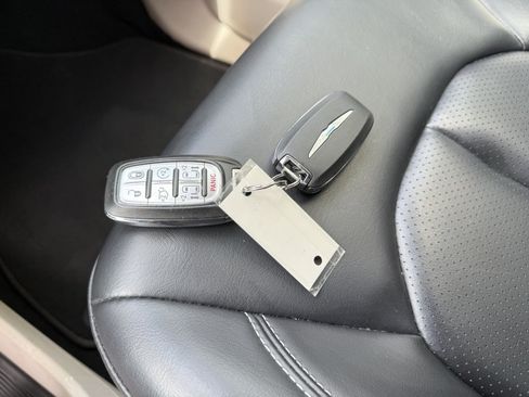Used 2023 Chrysler Pacifica Touring-L FWD image 35