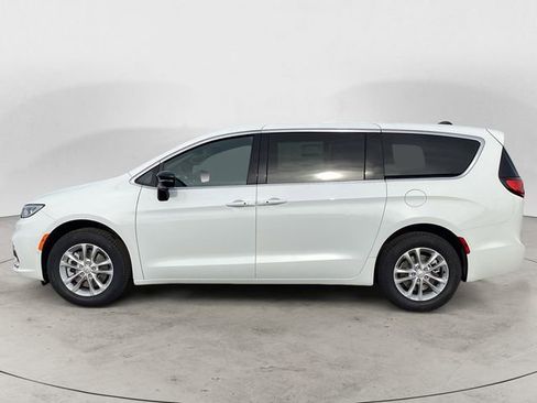 New 2026 Chrysler Pacifica Select image 2
