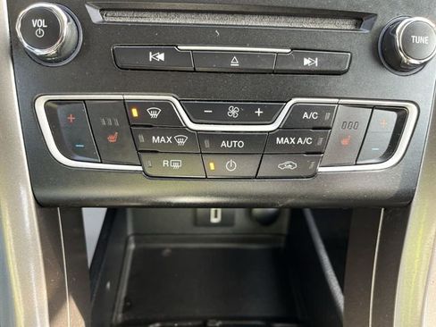Used 2017 Ford Fusion SE w/ Fusion SE Technology Package FWD image 17
