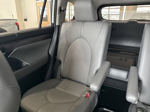 Used 2023 Toyota Highlander Limited image 13