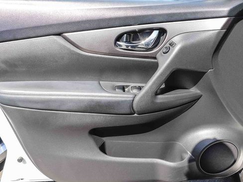 Used 2016 Nissan Rogue SV FWD image 27