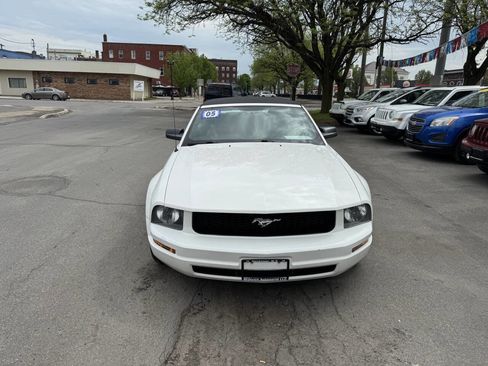 Used 2005 Ford Mustang Convertible RWD image 3