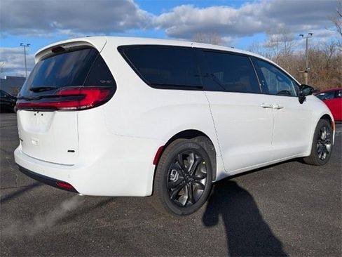 New 2026 Chrysler Pacifica Select image 6