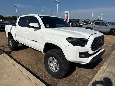 Used 2022 Toyota Tacoma SR5 w/ Technology Package RWD image 2