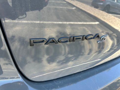 Used 2025 Chrysler Pacifica Limited FWD image 32
