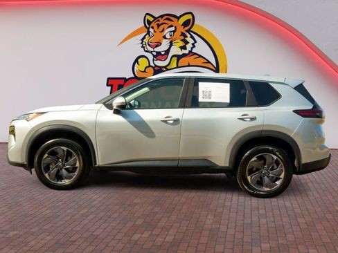 Used 2025 Nissan Rogue SV FWD image 8