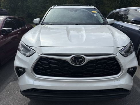 Used 2024 Toyota Highlander XLE FWD image 3