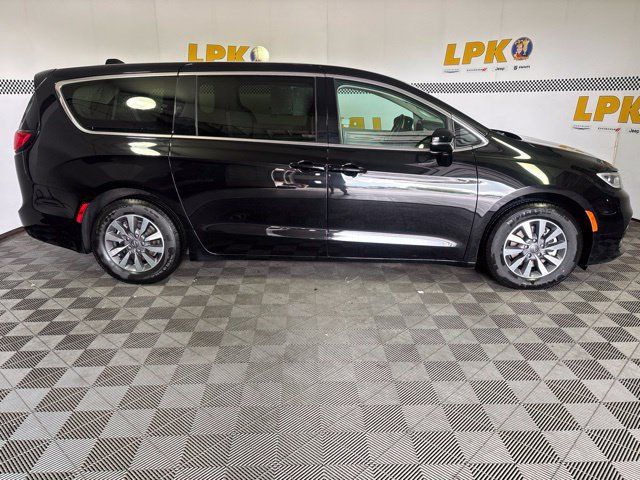 Used 2024 Chrysler Pacifica Limited FWD image 2