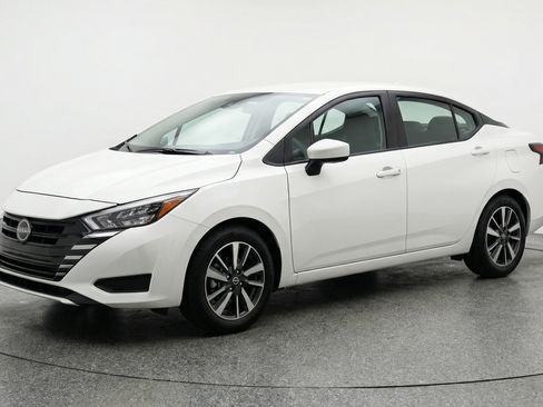 Used 2025 Nissan Versa SV image 3