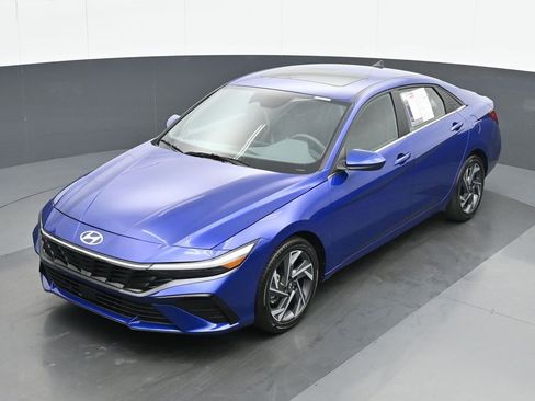 Used 2025 Hyundai Elantra SEL FWD image 17