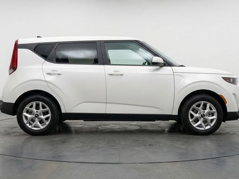 Used 2025 Kia Soul LX w/ LX Technology Package FWD image 11